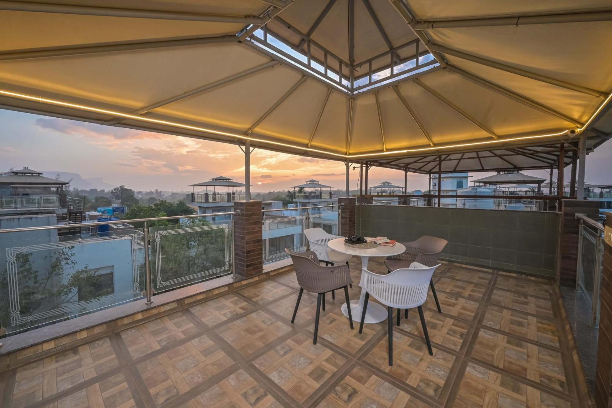 Azure Retreat Villa By Tropicana Stays โลนาวาลา ภายนอก รูปภาพ